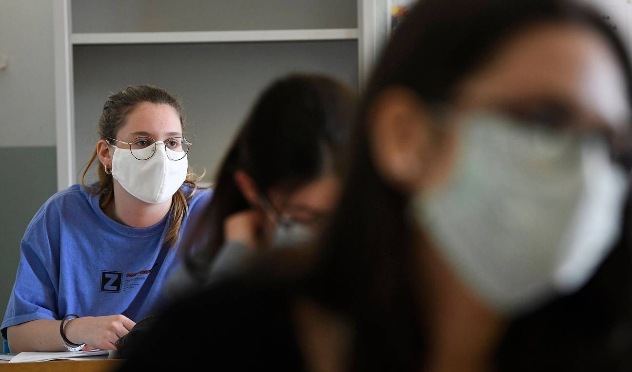 18 mei 2020: heropening van de scholen voor een beperkt aantal leerjaren. Social distancing is de regel, mondmaskers zijn niet verplicht, maar alomtegenwoordig