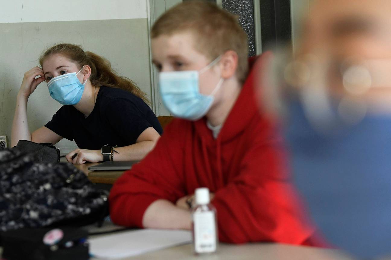 18 mei 2020: heropening van de scholen voor een beperkt aantal leerjaren. Social distancing is de regel, mondmaskers zijn niet verplicht, maar alomtegenwoordig