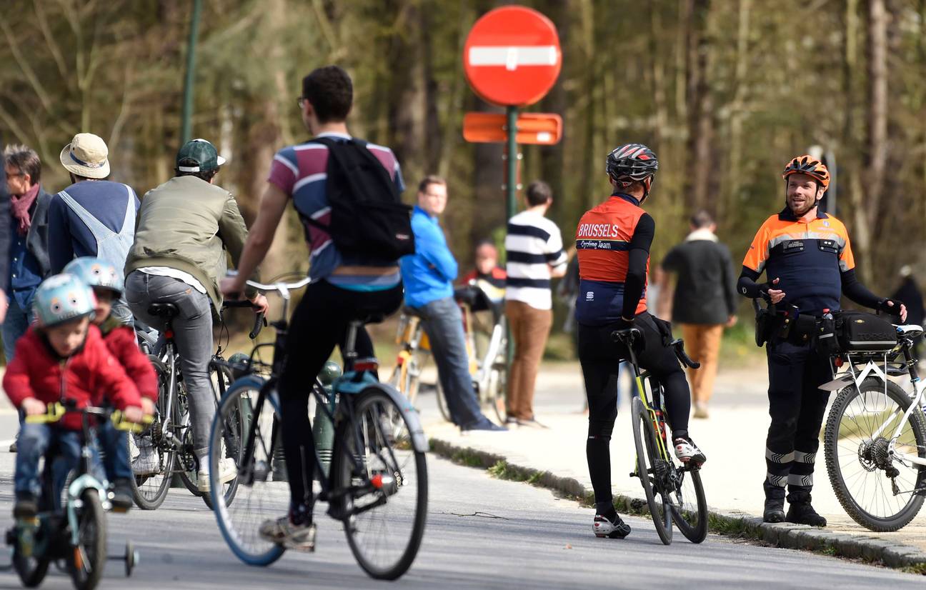 Fietsers en wandelaars in het Ter Kamerenbos tijdens de lockdown van de coronacrisis