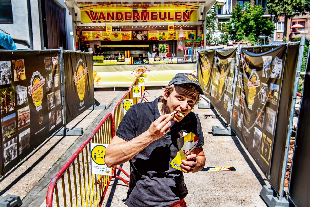 Frituur Vandermeulen: Jonathan Doop bakt nu frietjes voor de buren van de Drootbeekstraat