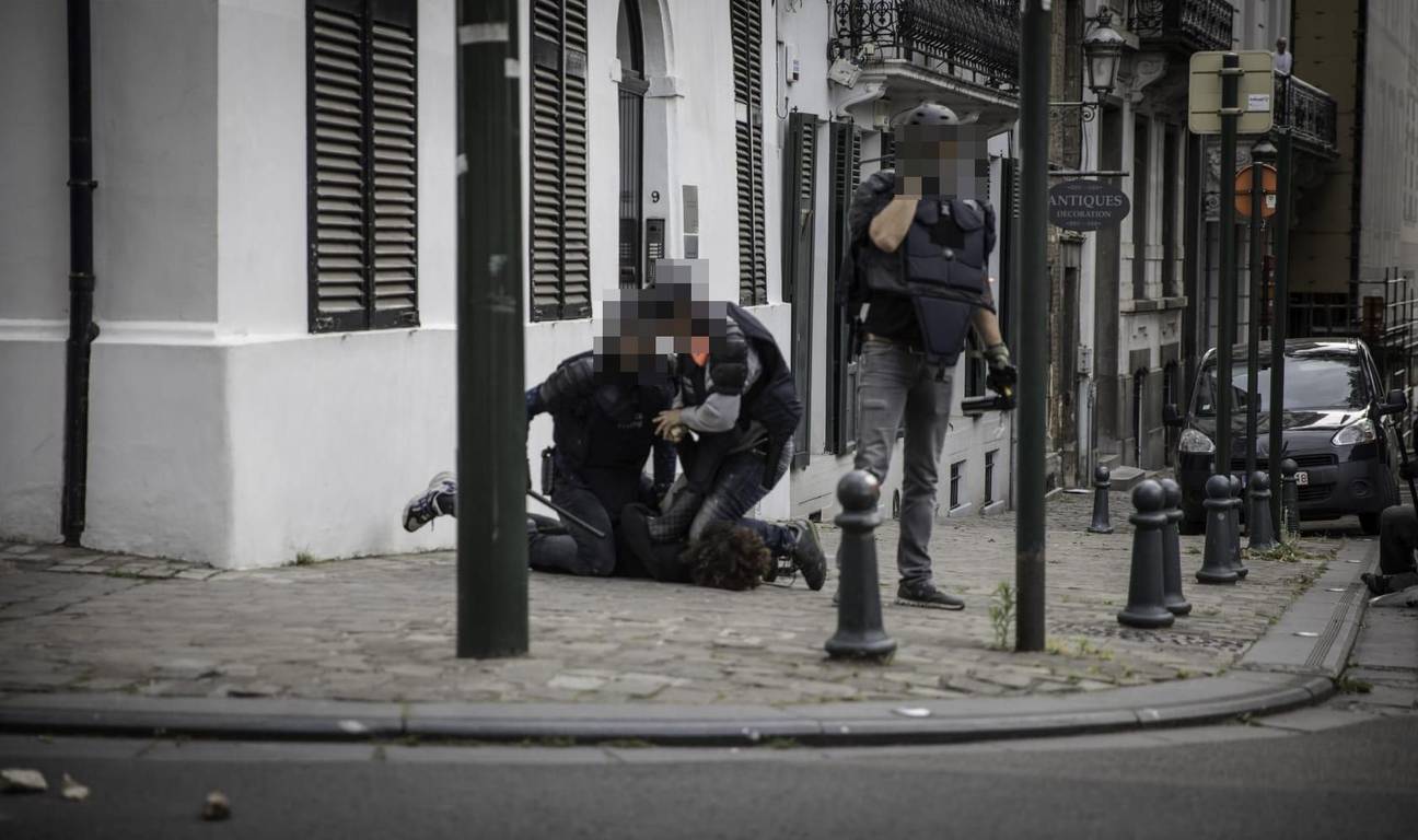 Een agent houdt een demonstrant van de Black Livies Matter-manifestatie van 7 juni 2020 in bedwang met zijn knie
