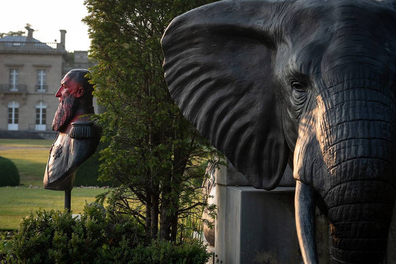 De met bloedrode verf bekladde buste van Leopold II in het park van het Africamuseum in Tervuren