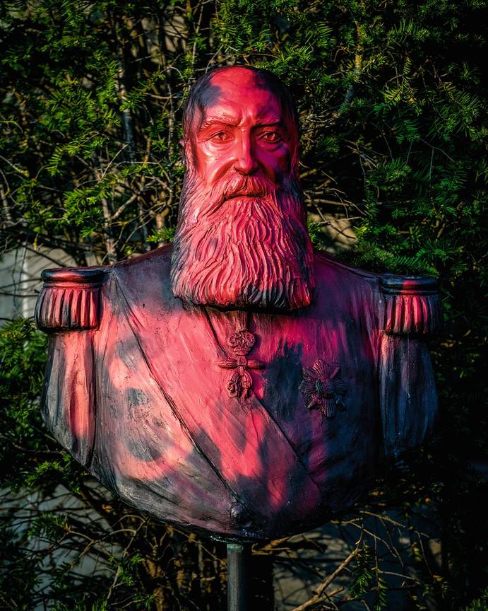 De met bloedrode verf bekladde buste van Leopold II in het park van het Africamuseum in Tervuren