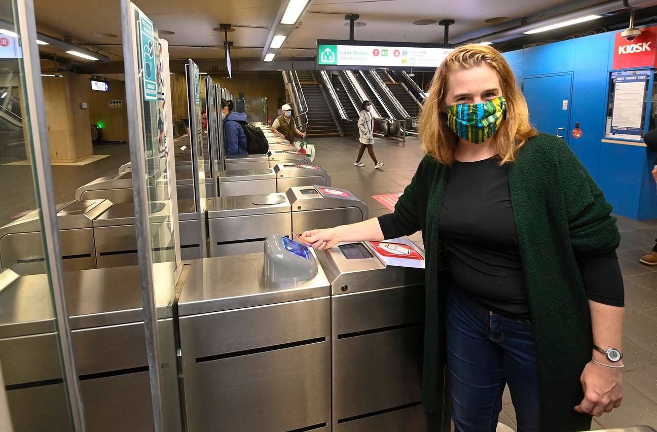 Contactloos betalen op tram-, bus- en metronet van de MIVB met Brussels minister van mobiliteit Elke Van den Brandt (Groen.)
