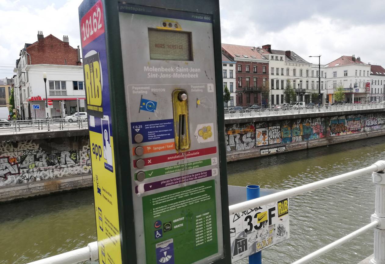 Een defecte parkeermeter aan de Henegouwenkaai in Sint-Jans-Molenbeek