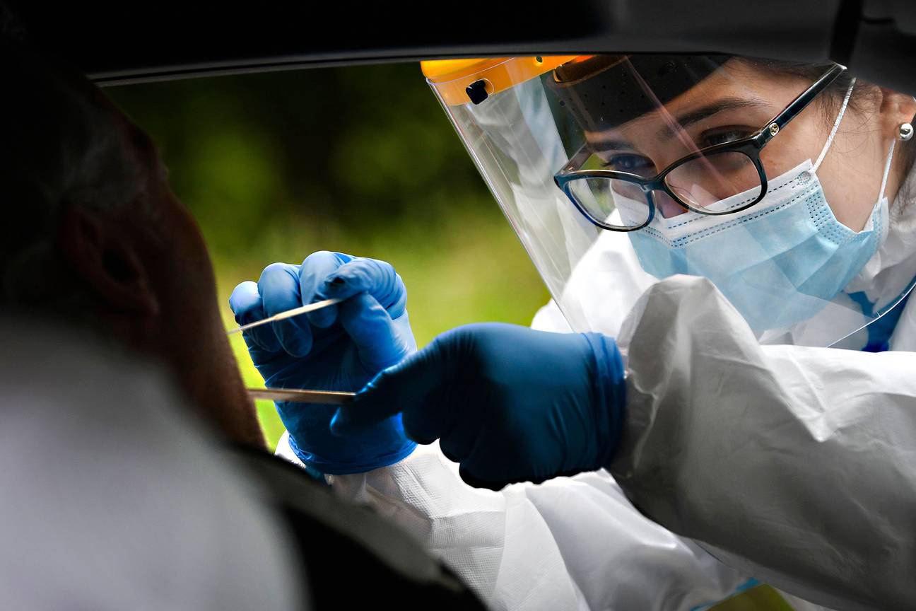 Een covid-19-test in het Erasmusziekenhuis in Anderlecht