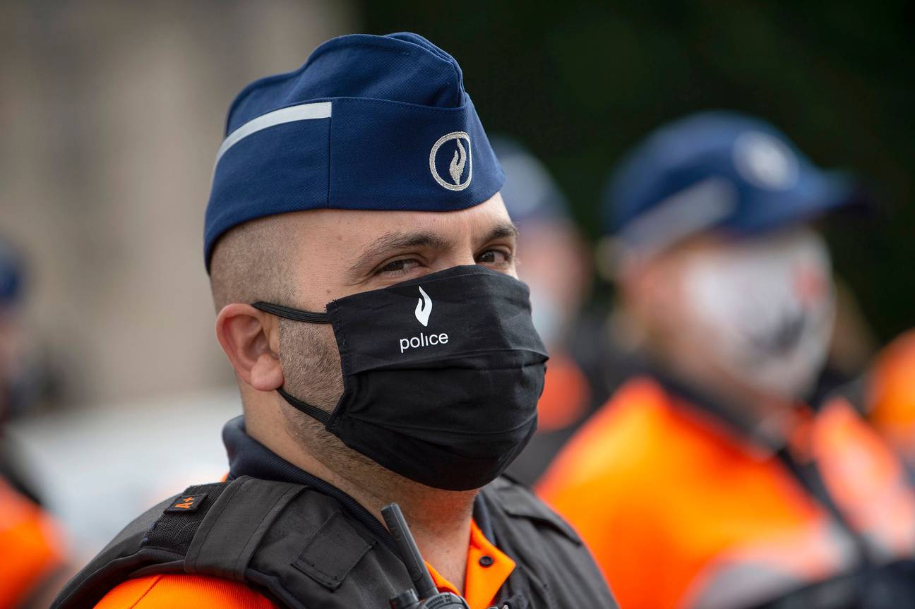 Een politieagent in Brussel, met mondmasker