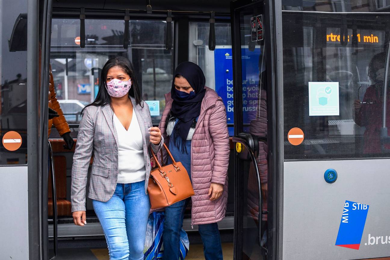  MIVB-busreizigers stappen af aan halte Simonis