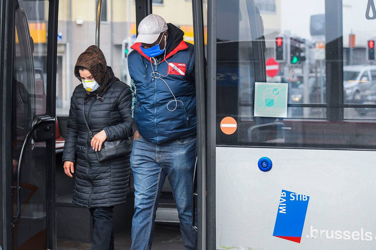  MIVB-busreizigers stappen af aan halte Simonis