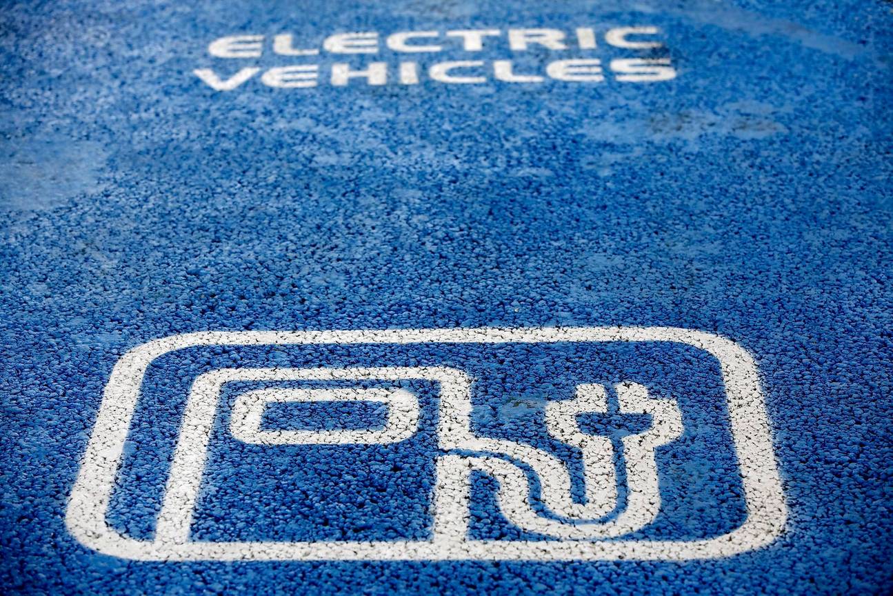 Een laadplaats voor elektrische voertuigen bij Total Ruisbroek, aan de autosnelweg E19