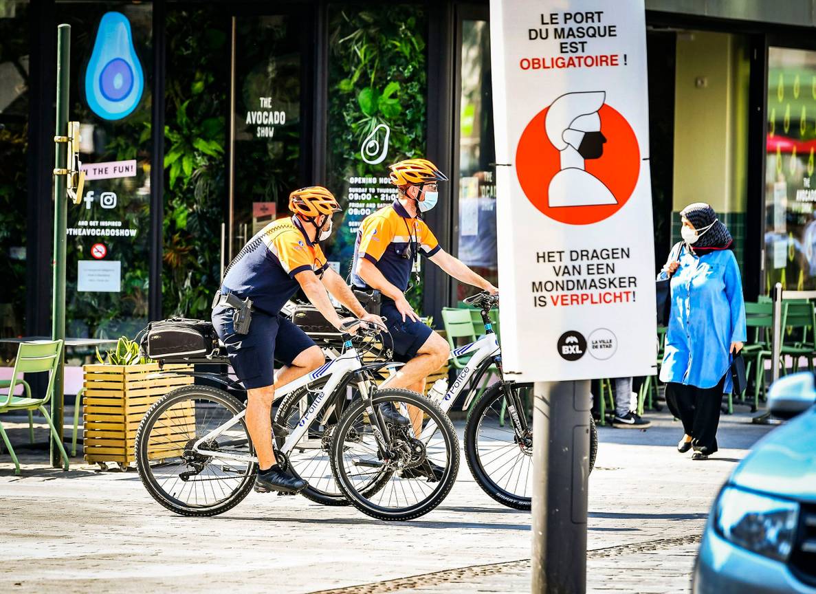 De fietsbrigade van de politie controleert het verplichte dragen van een mondmasker in de voetgangerszone in Brussel-Stad