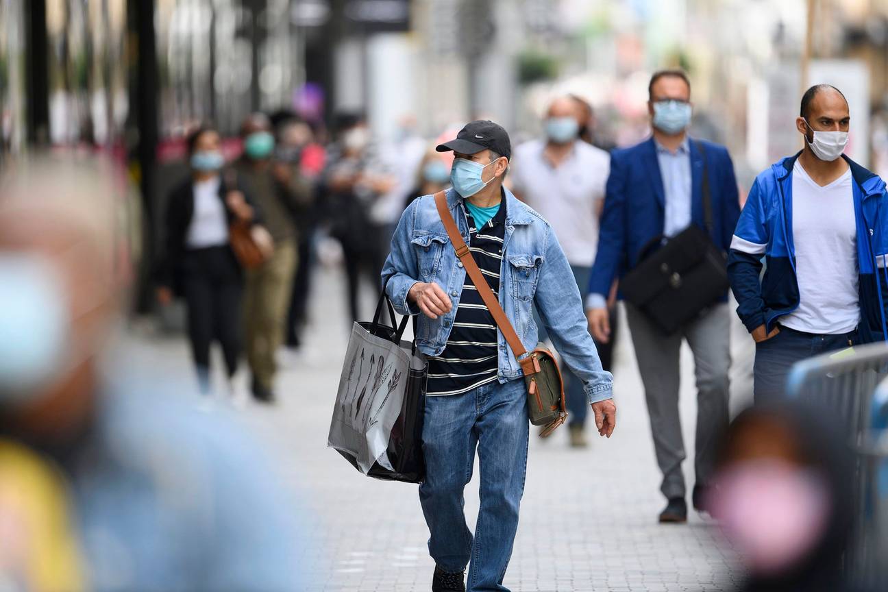 Winkelen met mondmasker in de Nieuwstraat