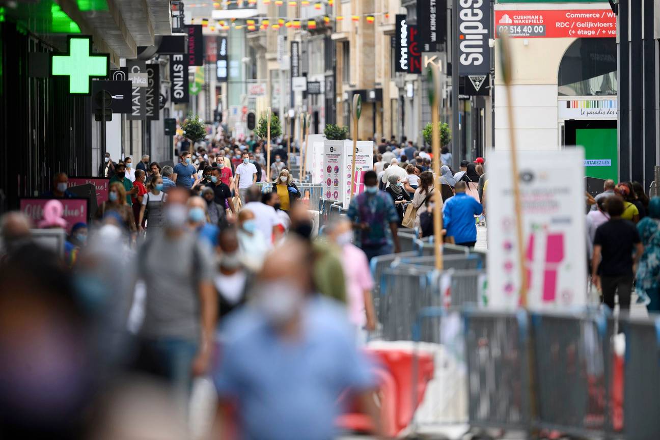 Winkelen met mondmasker in de Nieuwstraat