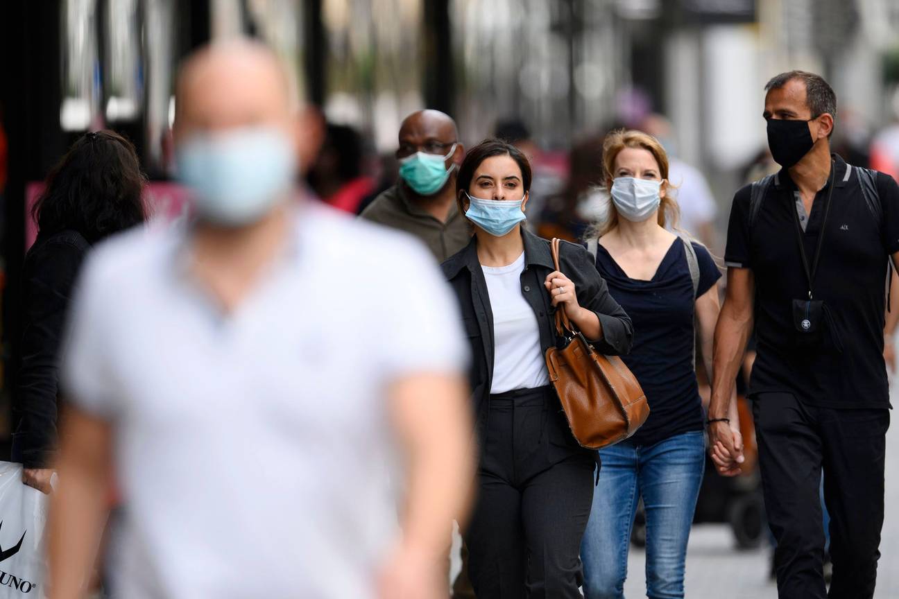 Winkelen met mondmasker in de Nieuwstraat