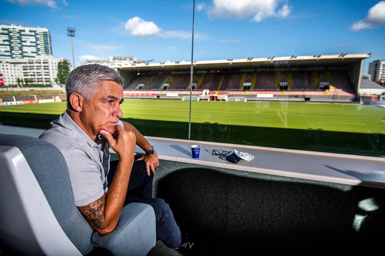 Thierry Dailly, voorzitter van voetbalclub RWD Molenbeek, in het Edmond Machtensstadion