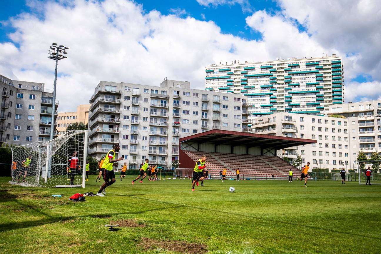 Een training van voetbalclub RWD Molenbeek in het Edmond Machtensstadion