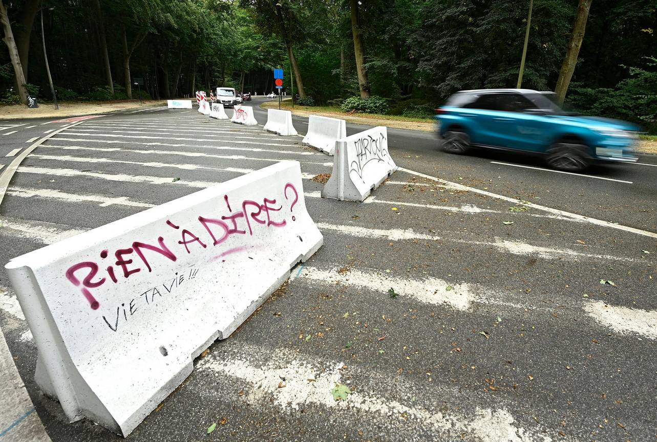 26 augustus 2020: betonblokken maken een deel van het Ter Kamerenbos ontoegankelijk voor autoverkeer.