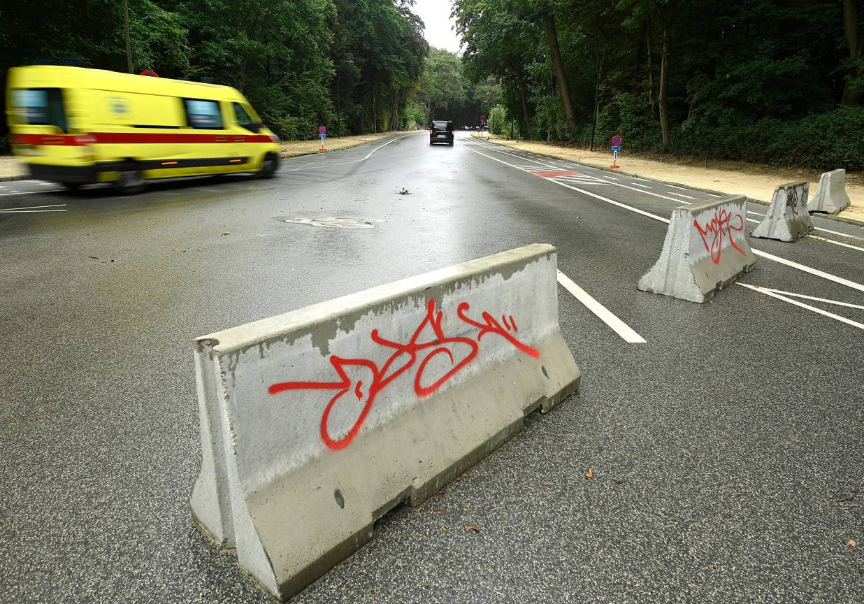 26 augustus 2020: betonblokken maken een deel van het Ter Kamerenbos ontoegankelijk voor autoverkeer.