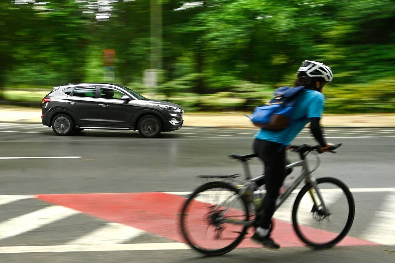 Fietsers en automobilisten in Ter Kamerenbos