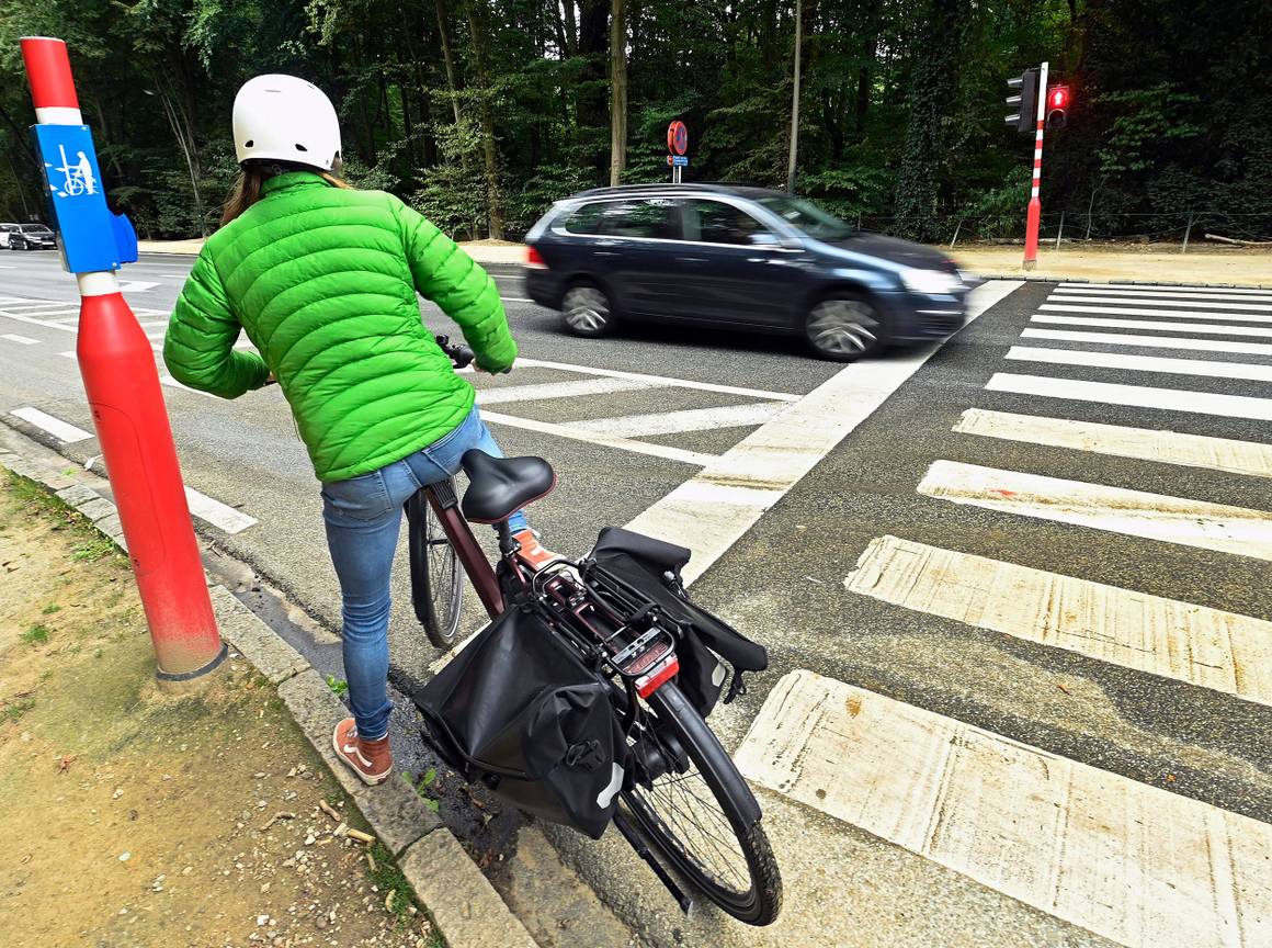 Fietsers en automobilisten in Ter Kamerenbos