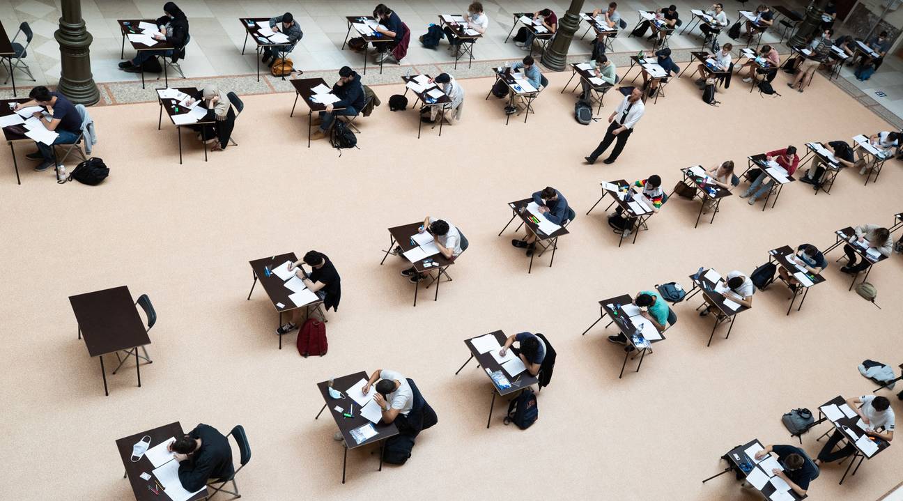 Juni 2020: studenten aan de Vrije Universiteit Brussel (VUB) leggen hun examens af in de ruimtes van de Koninklijke Musea voor Kunst en Geschiedenis (KMKG), met respect voor social distancing