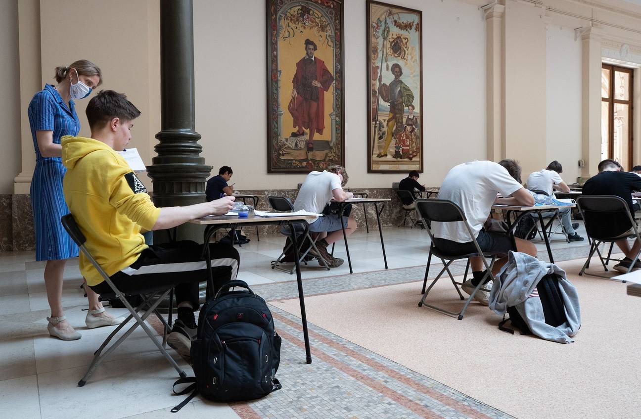 Juni 2020: studenten aan de Vrije Universiteit Brussel (VUB) leggen hun examens af in de ruimtes van de Koninklijke Musea voor Kunst en Geschiedenis (KMKG), met respect voor social distancing