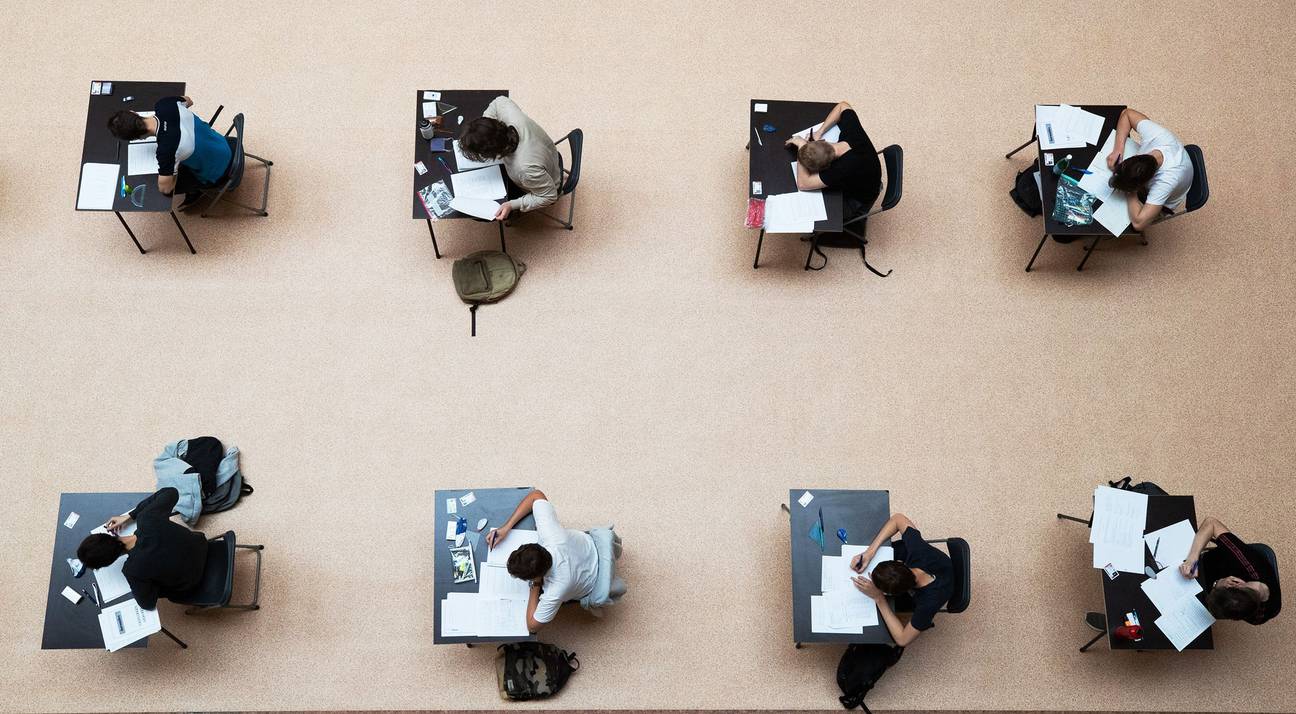 Juni 2020: studenten aan de Vrije Universiteit Brussel (VUB) leggen hun examens af in de ruimtes van de Koninklijke Musea voor Kunst en Geschiedenis (KMKG), met respect voor social distancing