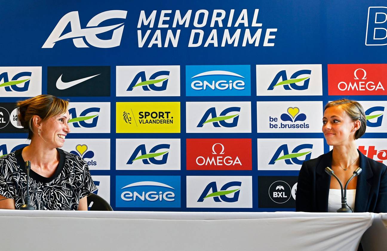 Het Belgische sprinttalent Rani Rosius (rechts) op de voorafgaande persconferentie van de atletiekmeeting Memorial Van Damme, naast sprintlegende Kim Gevaert (links.)