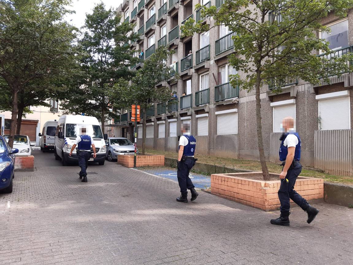 Preventieve politiecontrole in de gemeenschappelijke delen van de appartementsgebouwen in de Krakeelwijk in de Marollen na de onlusten van 5 en 6 september 2020