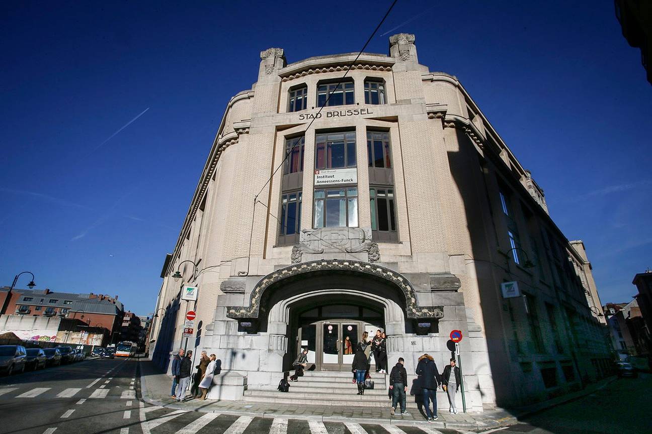 De Nederlandstalige gemeenteschool Anneessens-Funck, Groor Eiland 39, naast het Fontainasplein