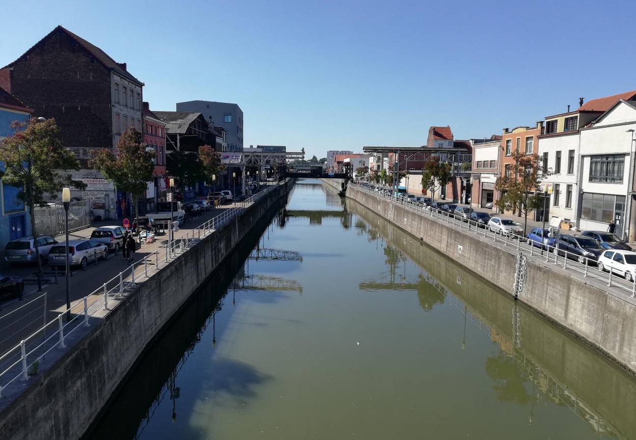 De Godshuizenbrug over het kanaal verbindt de Nijverheidskaai en de Mariemontkaai in Sint-Jans-Molenbeek, maar is defect 