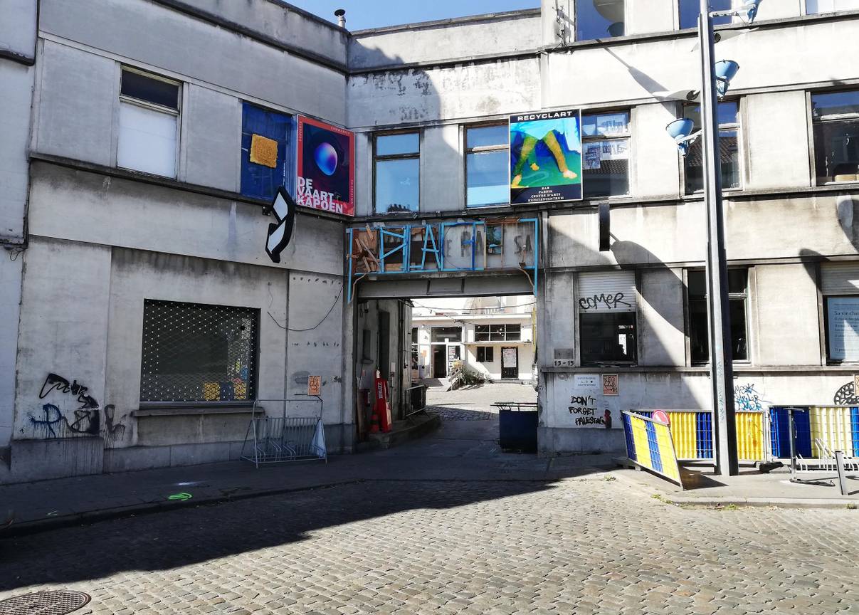 Recyclart, Vaartkapoen en Decoratelier huizen er naast elkaar, waardoor de Manchesterstraat in Sint-Jans-Molenbeek een cultuurstraat is geworden