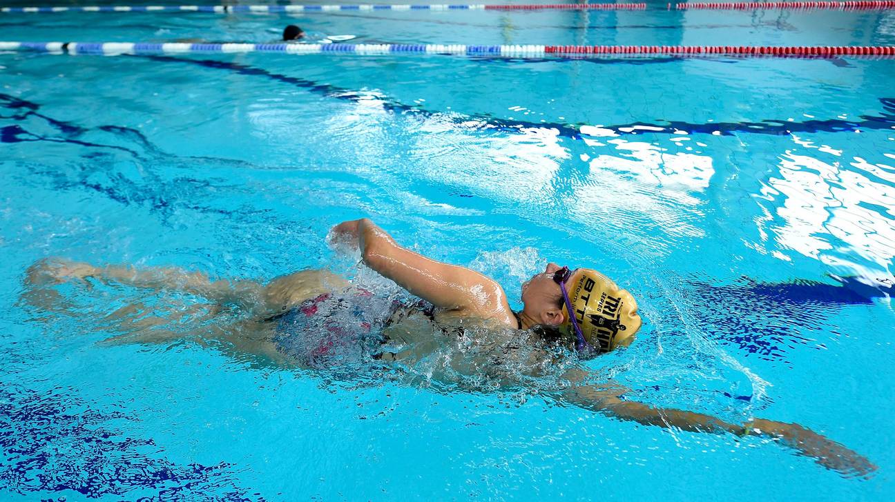 Baantjes trekken in het zwembad