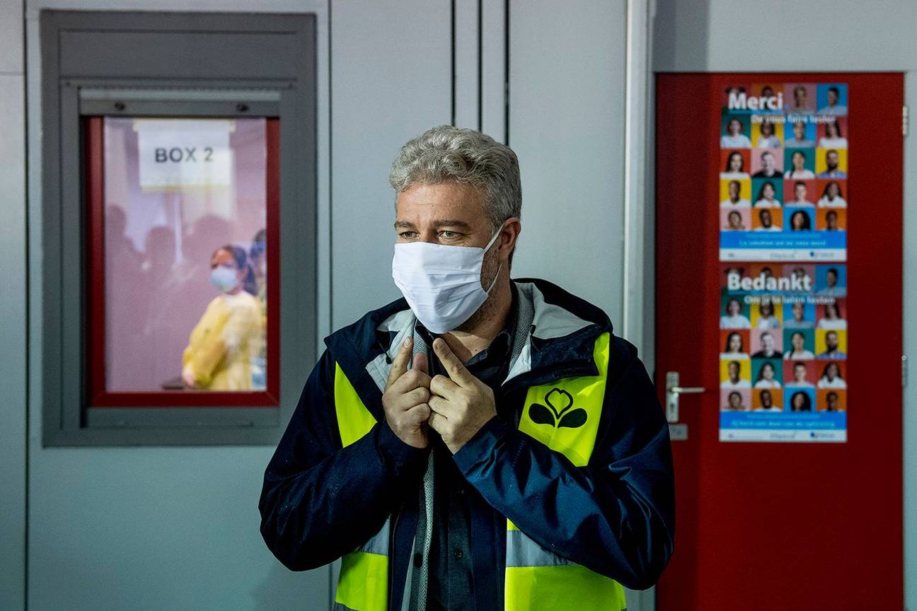 Minister Alain Maron (Ecolo), namens COCOF EN GGC belast met Welzijn en Gezondheid, bij de opening van het Covid-19 testcentrum aan Merode in Etterbeek