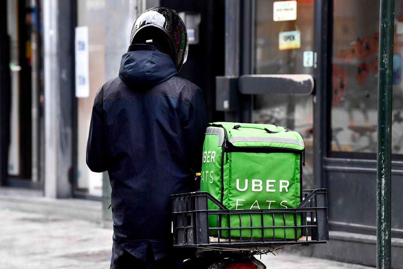 Een koerier aan het werk voor Uber Eats 