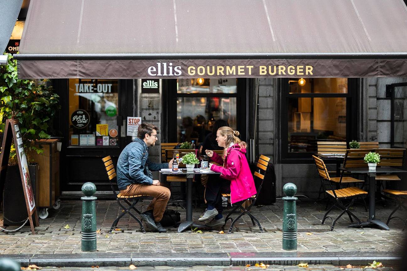 Ellis Gourmet Burger op de Oude Graanmarkt. In tegenstelling tot cafés mogen restaurants en café-restaurants ook na 8 oktober 2020 open blijven