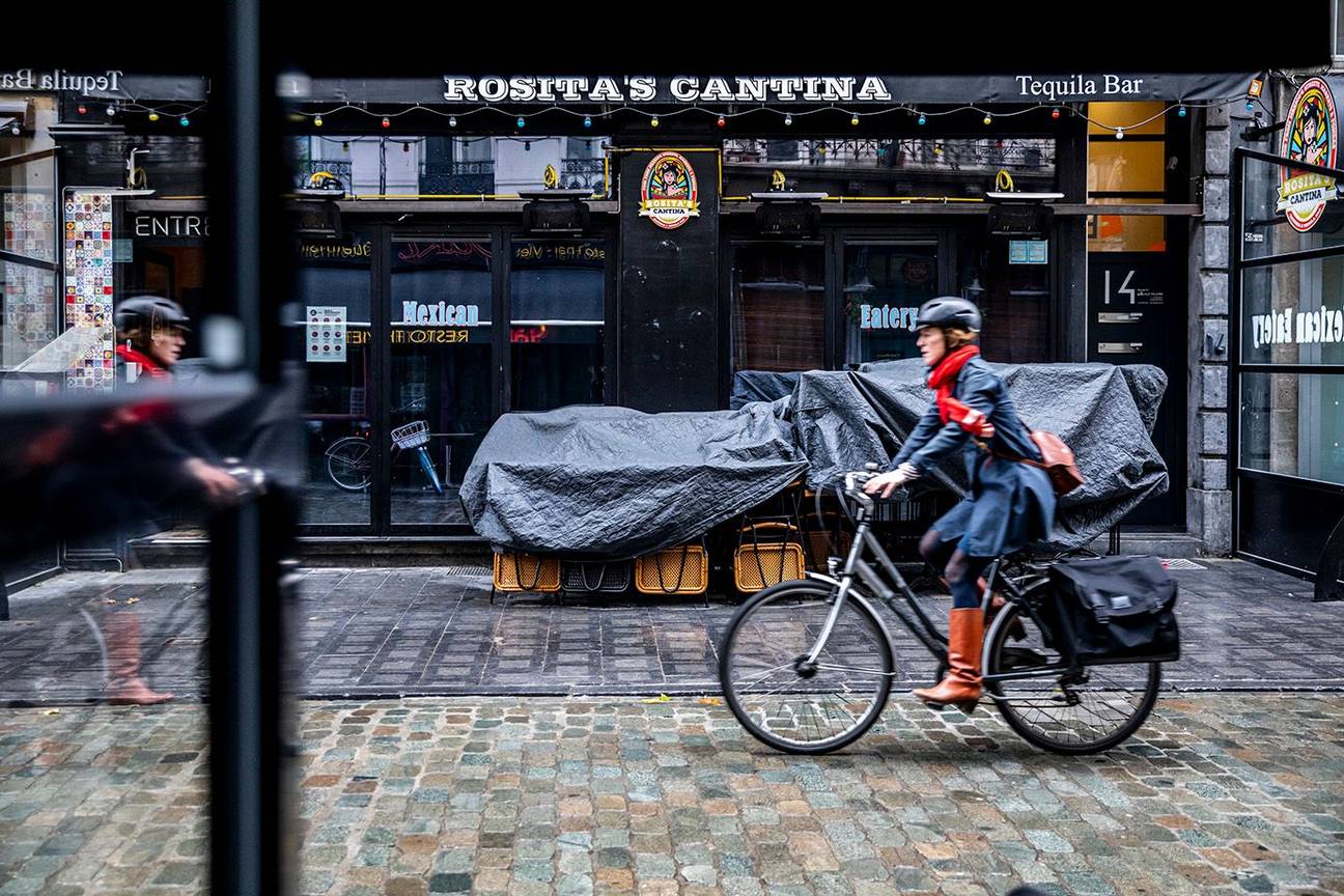 Een vrouw fietst langs tequilabar Rosita's Cantina op de Karperbrug, sinfs 8 oktober 2020 gesloten door de strengere coronamaatregelen