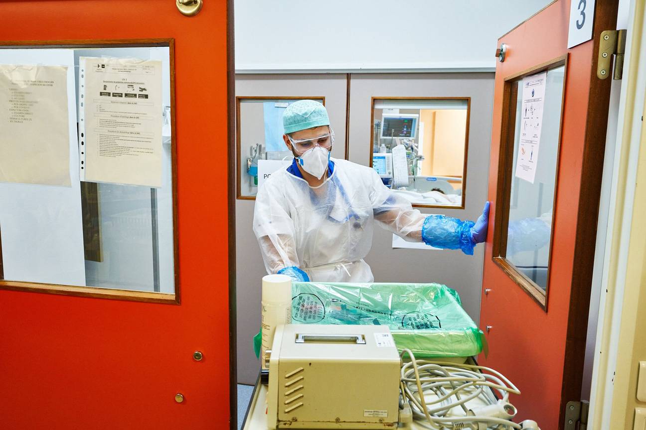 Dokters en verplegend personeel verzorgen zwaar zieke patiënten met Covid-19 in het Erasmusziekenhuis in Anderlecht