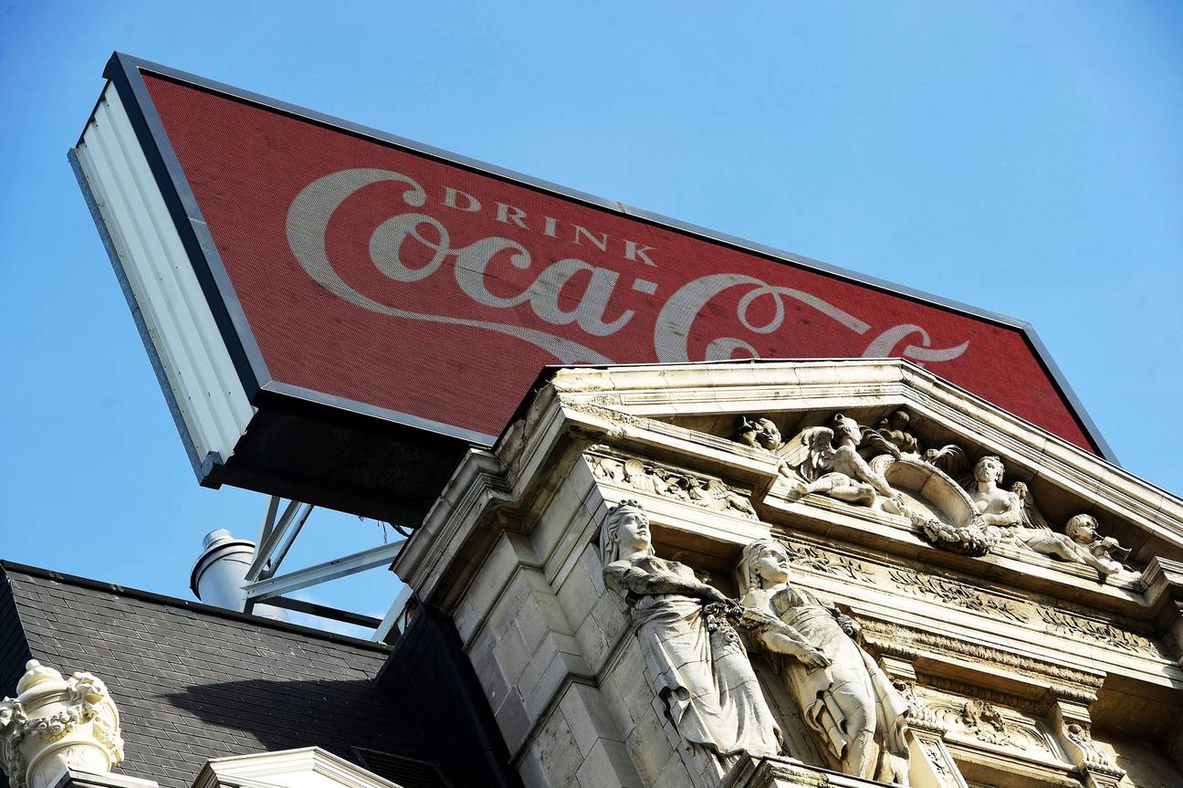 Het de Brouckèreplein met het reclamepaneel van Coca-Cola in 2015, voor de vervanging door een nieuwe led-versie