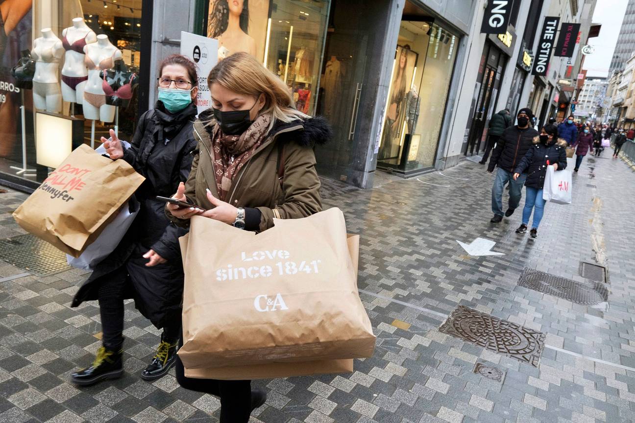 1 december 2020: kooplustigen met mondmasker in de Nieuwstraat bij de heropening van de winkels binnen het kader van de nieuwe coronamaatregelen