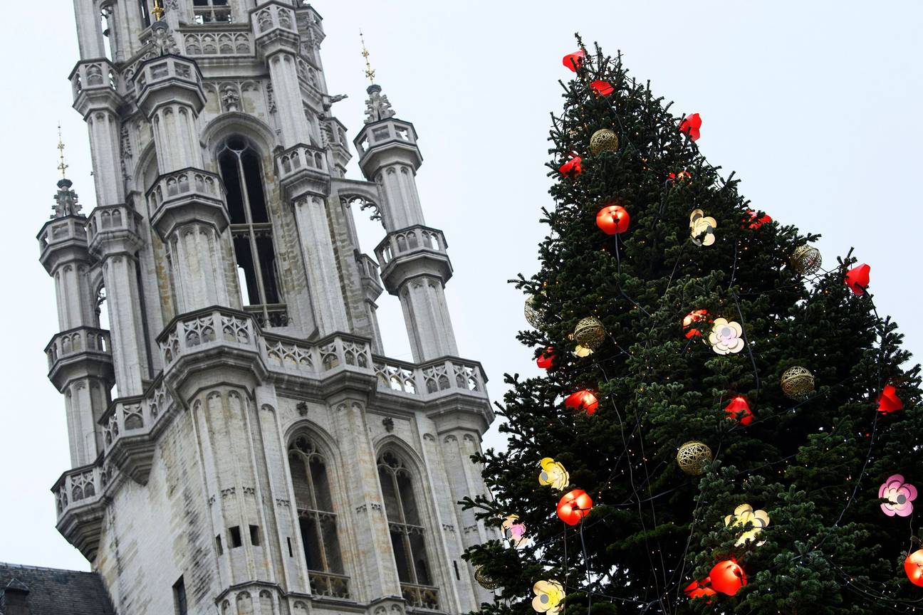 30 november 2020: ondanks de lockdown staat de traditionele kerstboom weer op de Grote Markt