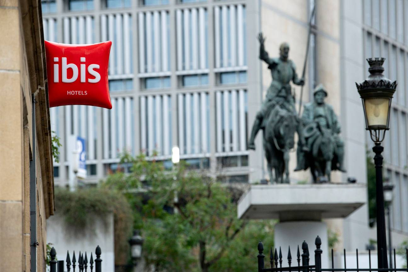 Hotel ibis Brussels off Grand Place, aan het Spanjeplein met het beeld van Cervantes' Don Quichot en Sancho Panza