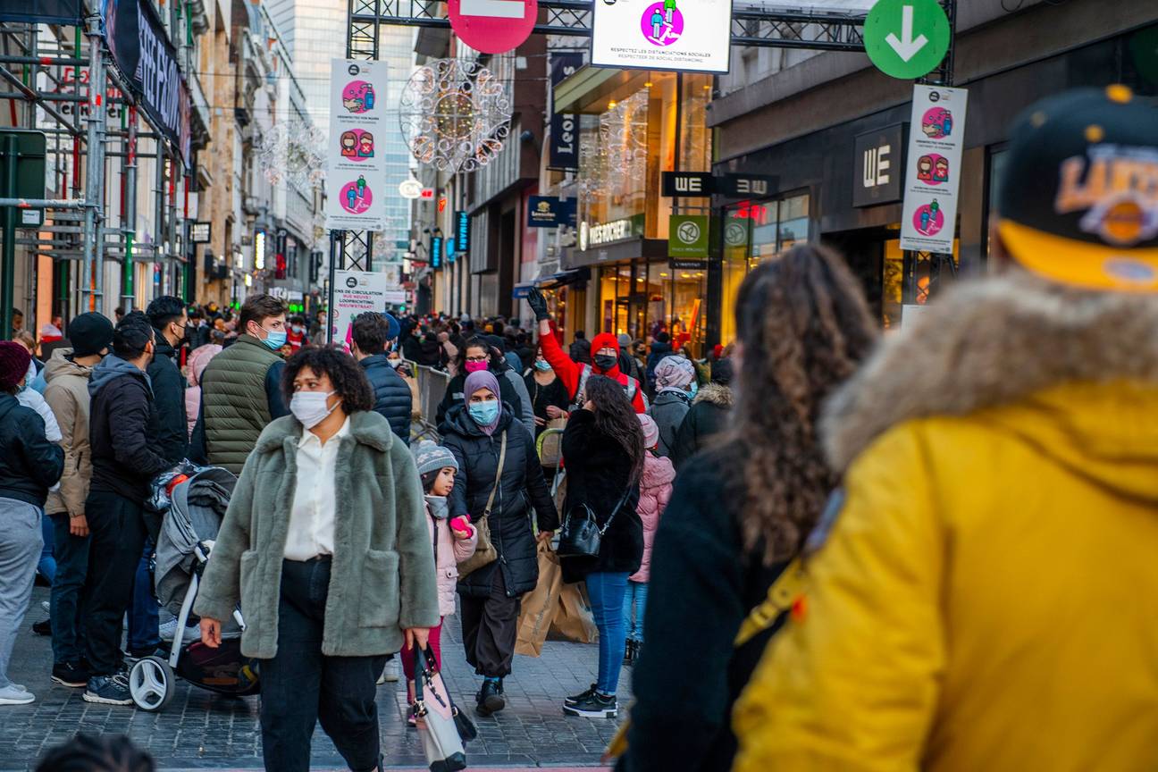 6 december 2020: druk in de Nieuwstraat op koopzondag, ondanks coronamaatregelen