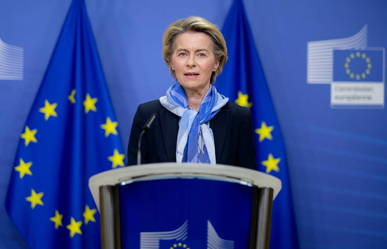 Ursula von der Leyen, voorzitter van de Europese commissie op een persconferentie over de erkenning van het BioNTec/Pfizer vaccin tegen Covid-19