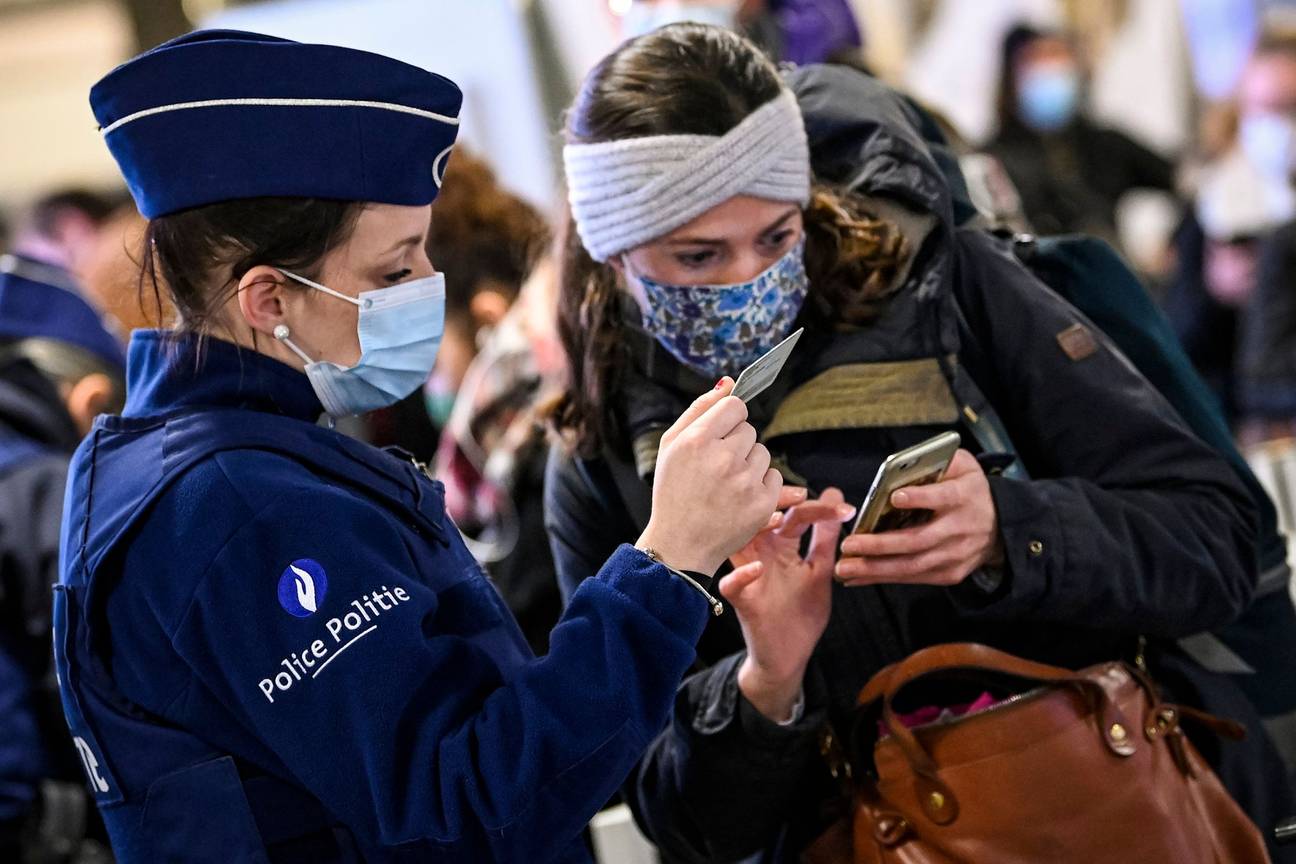 De politie controleert in treinstation Brussel-Zuid het Passagier Lokalisatie Formulier (PLF) dat reizigers binnen de 48 uur voor hun aankomst moesten invullen