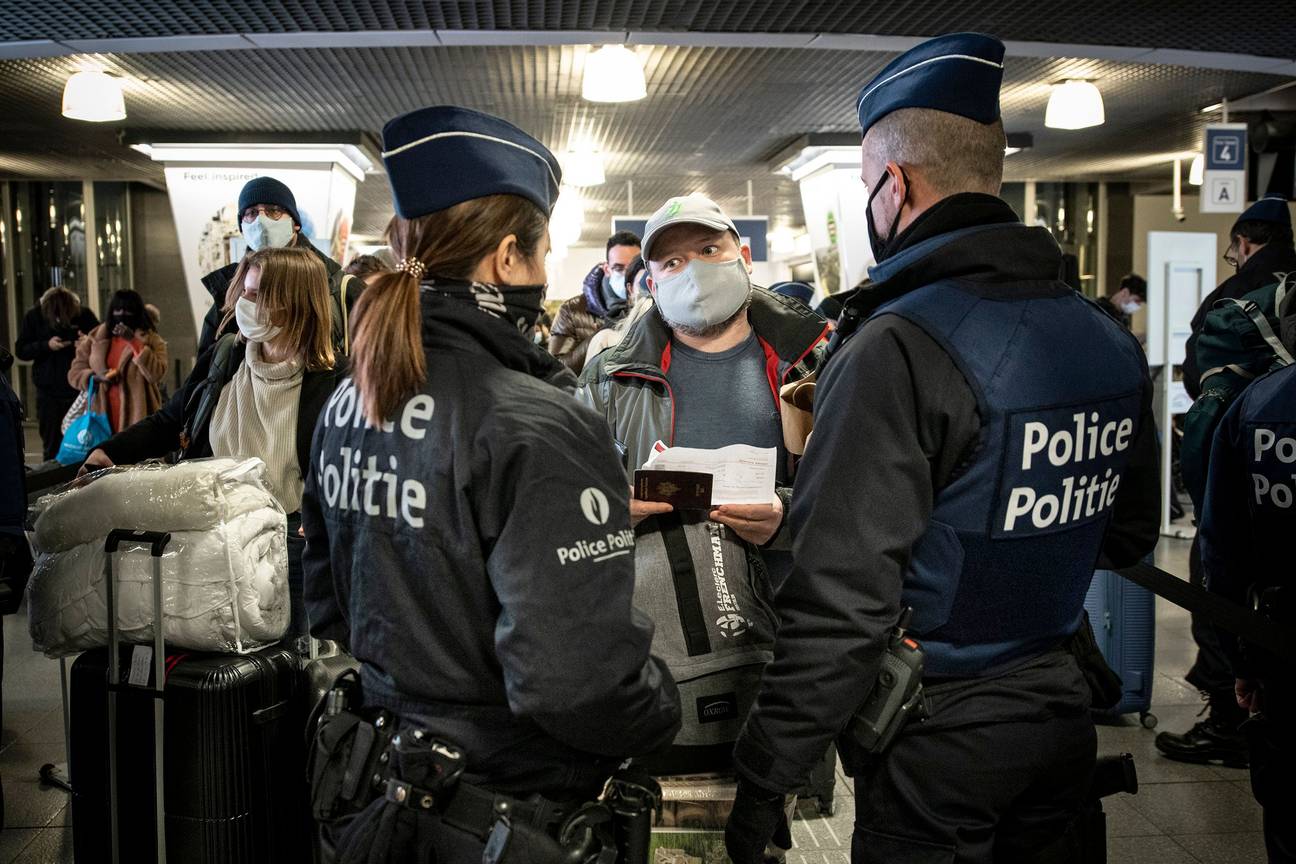 De politie controleert in treinstation Brussel-Zuid het Passagier Lokalisatie Formulier (PLF) dat reizigers binnen de 48 uur voor hun aankomst moesten invullen