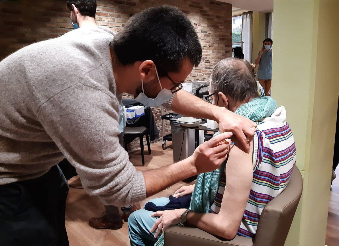 Op 8 januari 2021 krijgen 113 van de 126 bewoners van wzc Romana in Laken een vaccinatieprik tegen Covid-19. Viroloog Emmanuel André vaccineert mee.