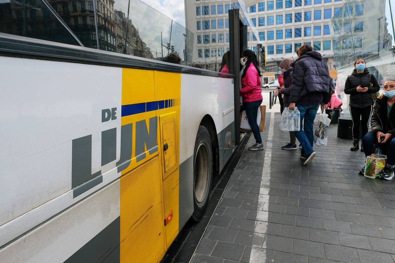 Passagiers stappen op een bus van De Lijn in Brussel