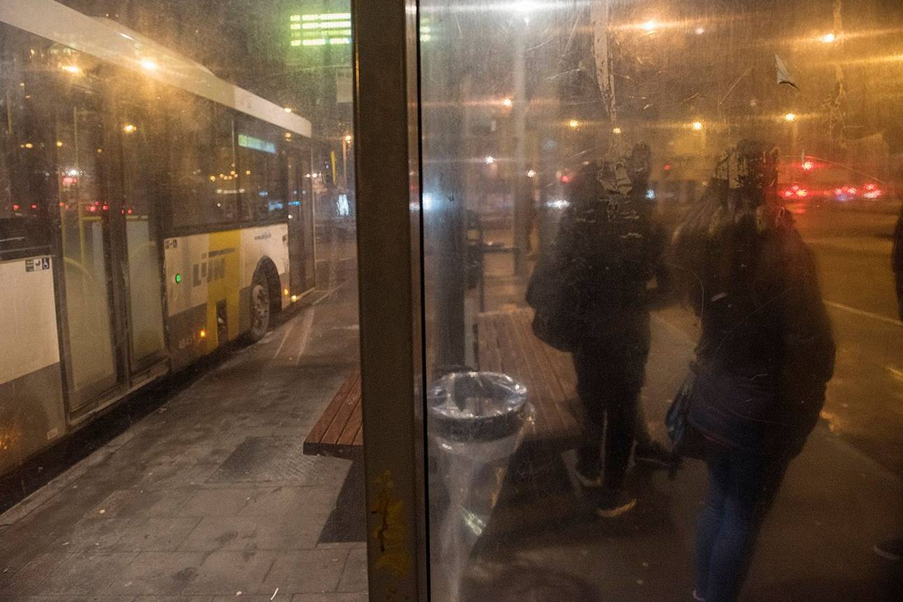 Een bus van de Vlaamse openbaar vervoersmaatschappij De Lijn in de Vlaamse Rand