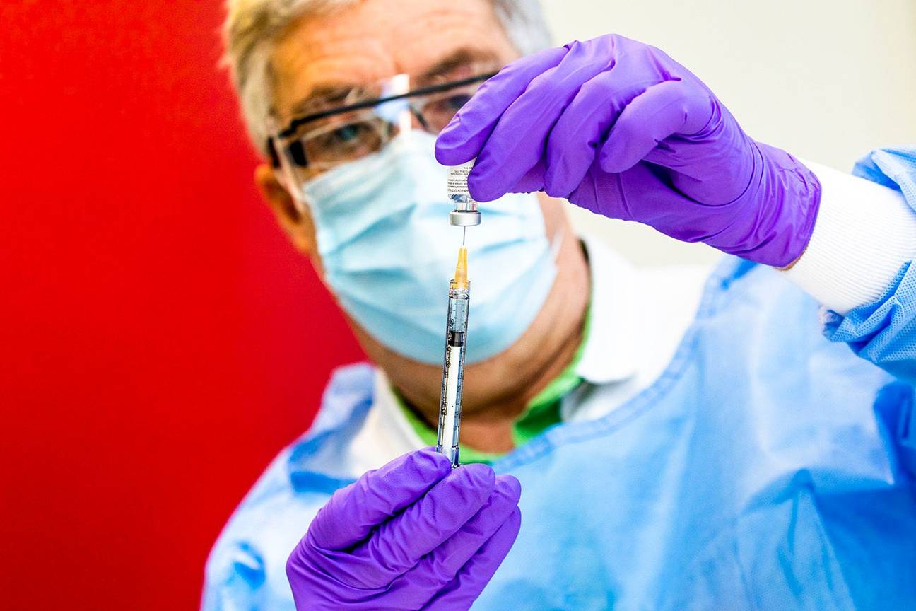 Vaccinatie van het ziekenhuispersoneel van het UZ Brussel met het Covid-19 vaccin van Pfizer-BioNTech op 19 januari 2021